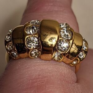 Beautiful goldtone ring with vertical bars of crystals size 6